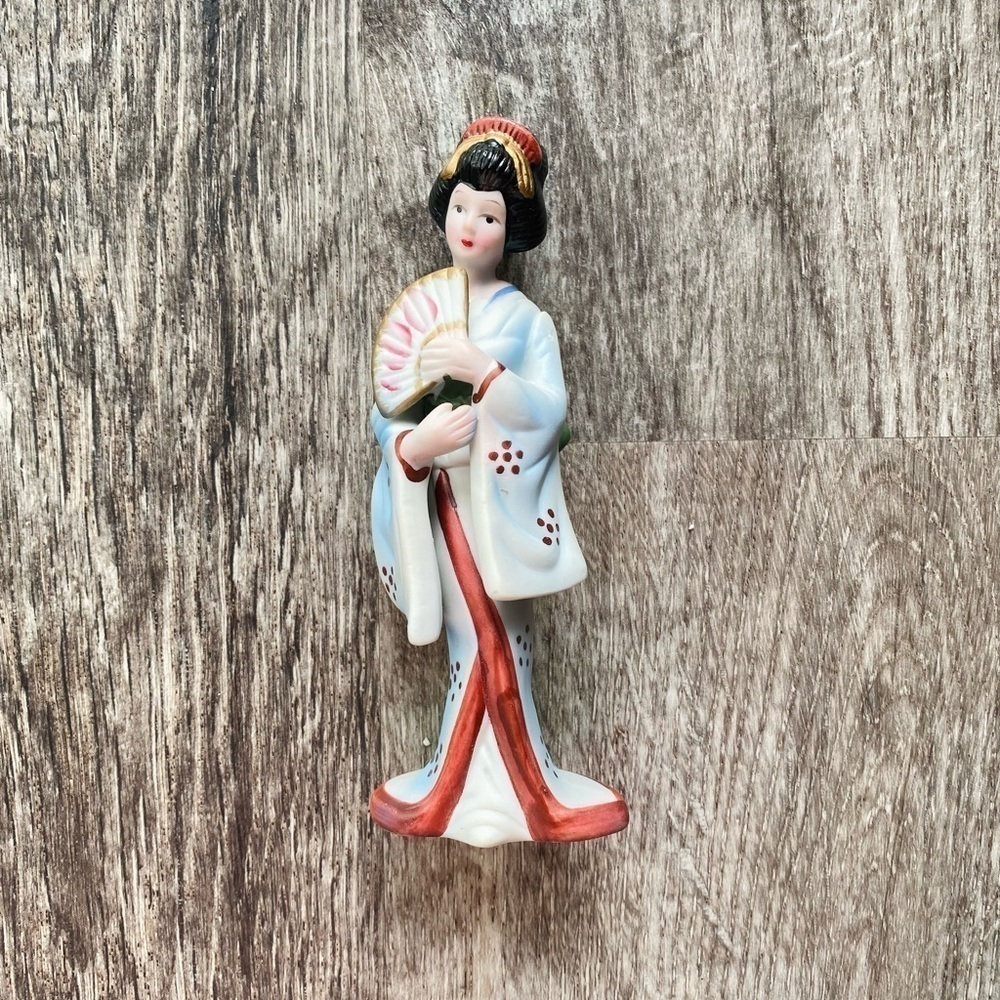 Geisha figurine porcelain collectible vintage culture international doll